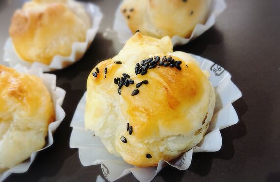 松戸のスイーツショップでは食感が楽しめる餅パイを販売しております