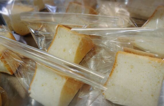 松戸のスイーツショップでは不思議な食感の白シフォンを販売しております
